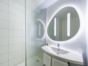 经典客房, 1 张双人床 | 办公桌、隔音、免费 WiFi、床 单