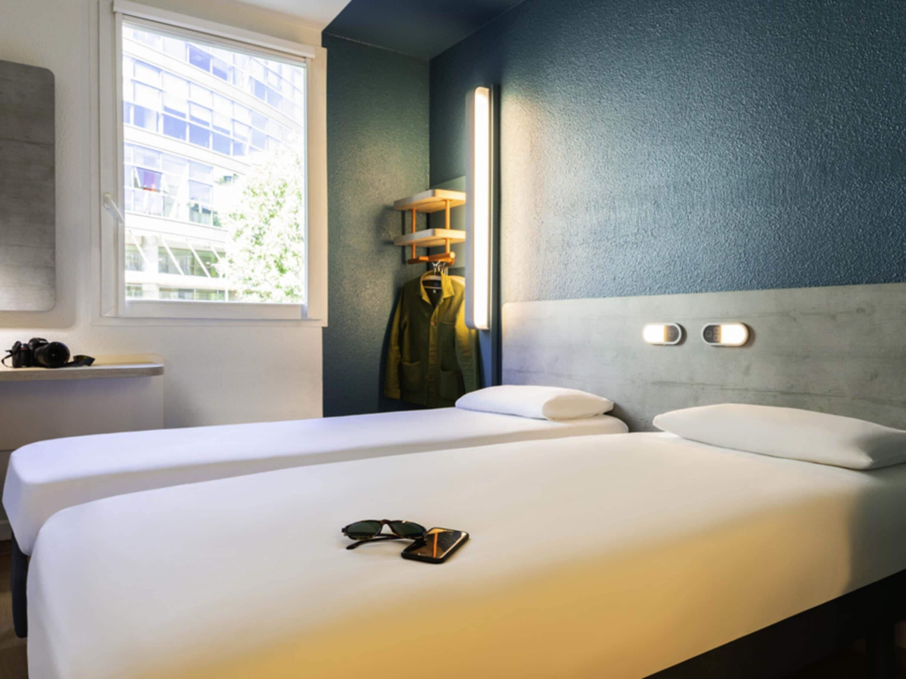 Chambre avec lits jumeaux, 2 lits une place | Bureau, chambres insonorisées, Wi-Fi gratuit, draps fournis
