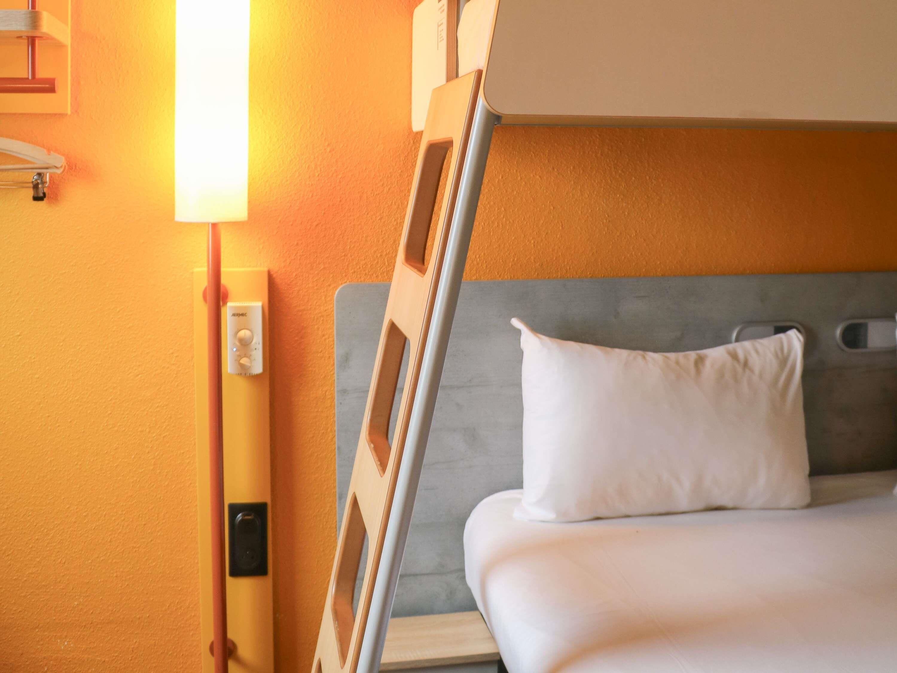 Desk, soundproofing, free WiFi, bed sheets