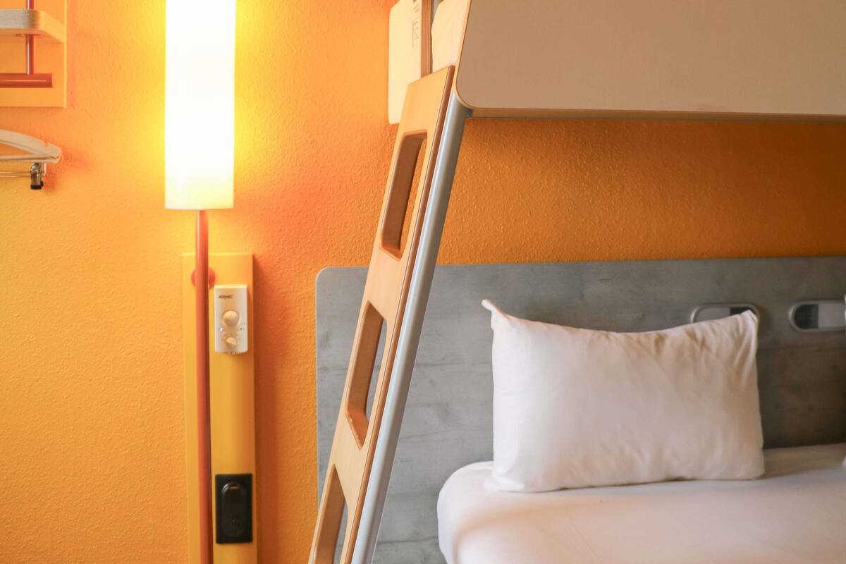 Desk, soundproofing, free WiFi, bed sheets