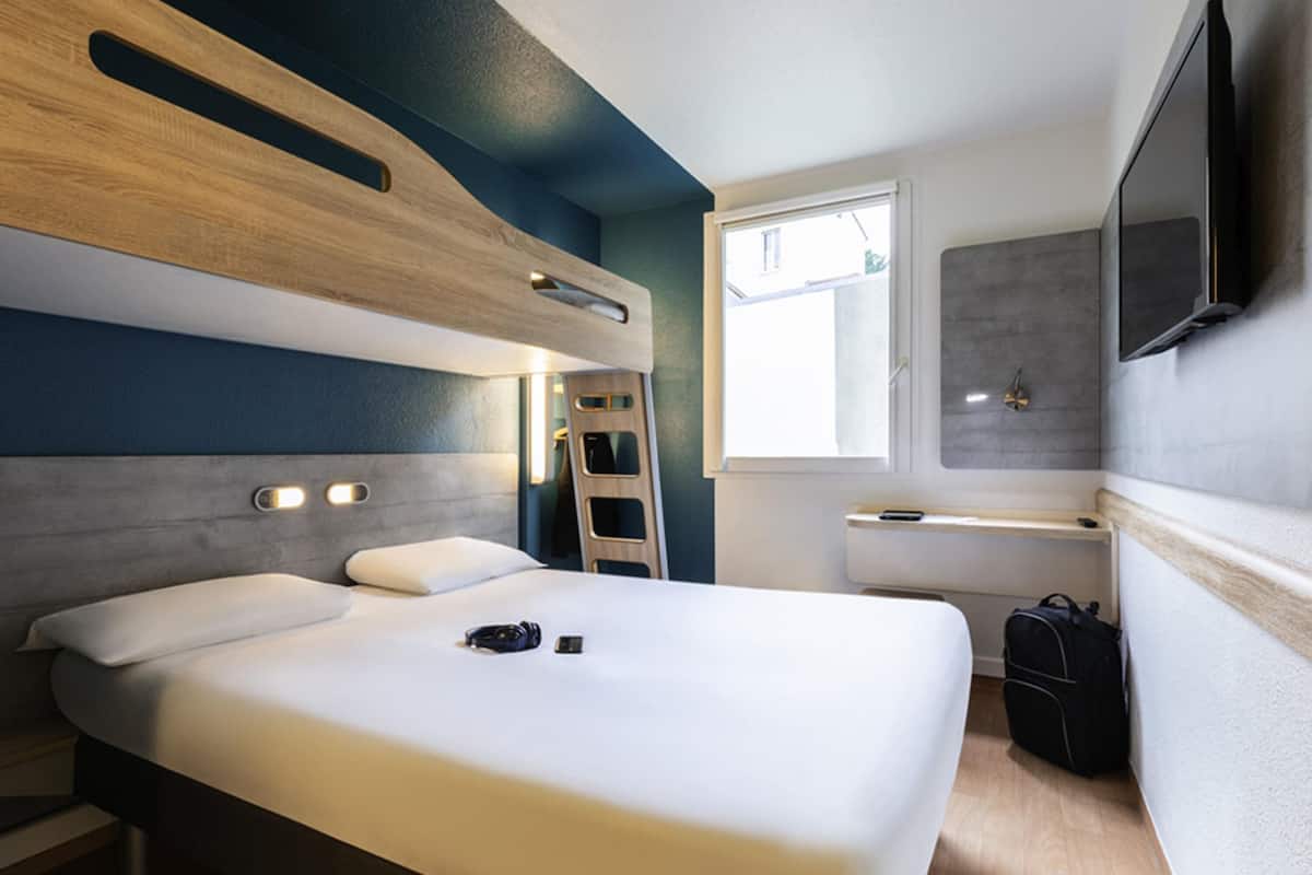 Quarto triplo, 1 cama de casal | Escrivaninha, quartos à prova de som, Wi-Fi de cortesia, roupa de cama