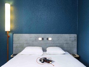 Escritorio, sistema de insonorización, wifi gratis y ropa de cama