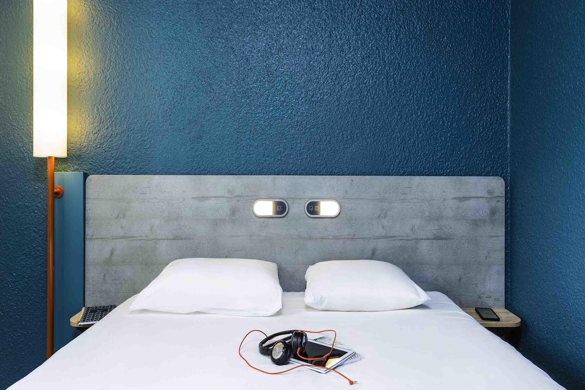 Habitación clásica, 1 cama matrimonial | Escritorio, insonorización, wifi gratis y ropa de cama