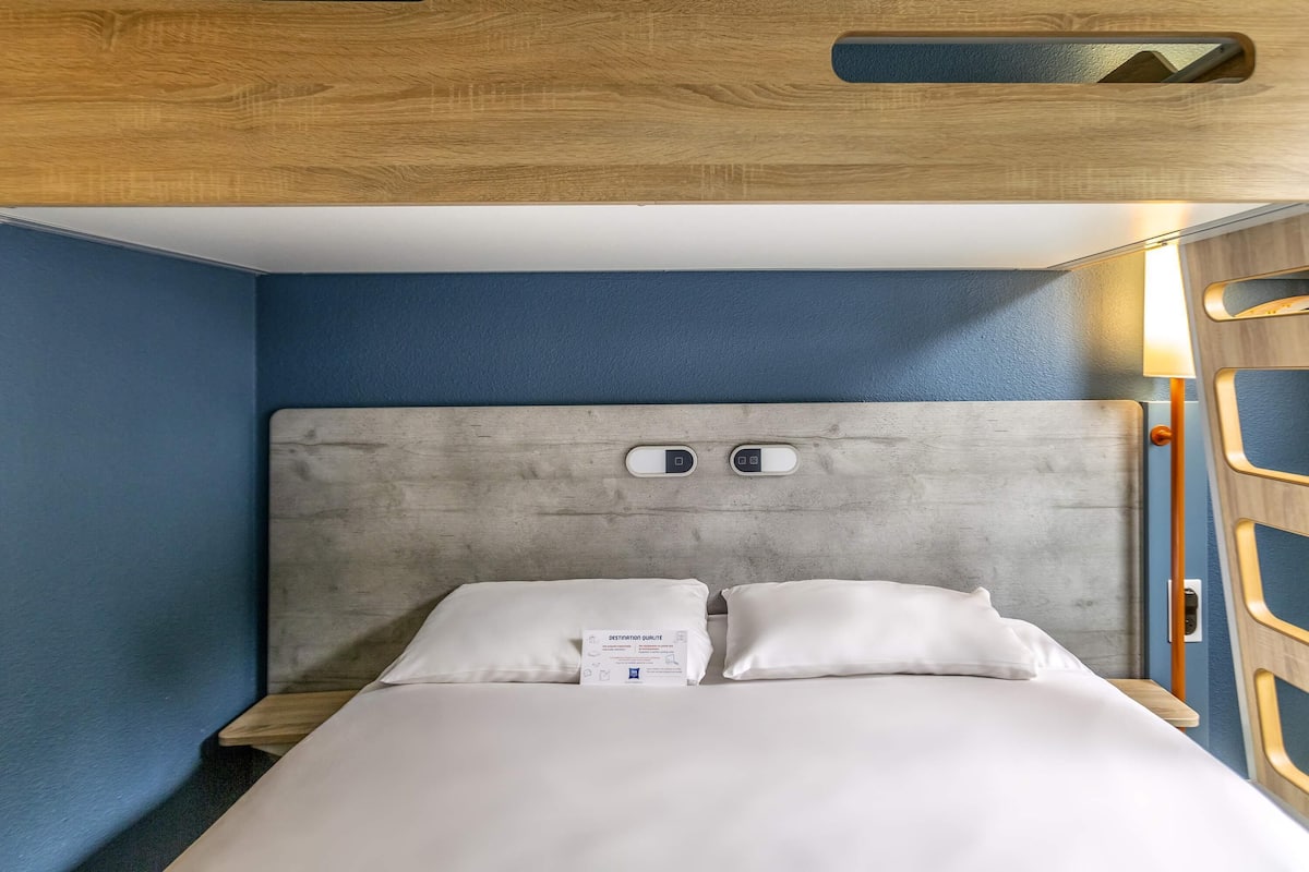 Triple Room, 1 Double Bed | Desk, soundproofing, free WiFi, bed sheets