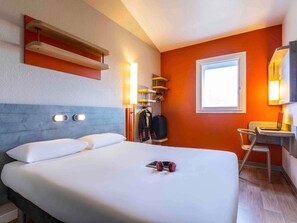 Classic Room, 1 Double Bed | Desk, soundproofing, free WiFi, bed sheets