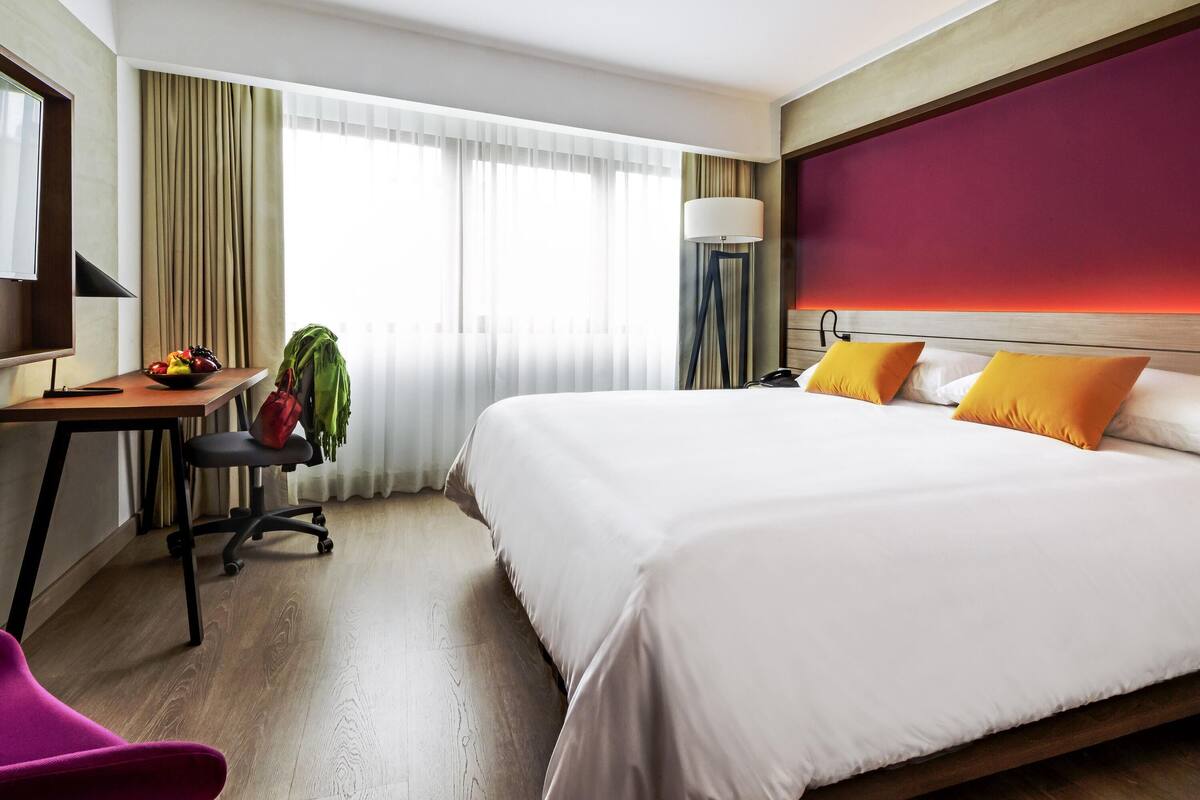 Minibar, caja de seguridad en la habitación y escritorio