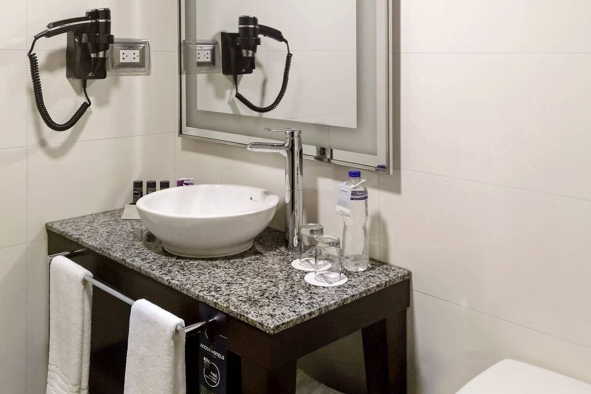 Minibar, caja de seguridad en la habitación y escritorio