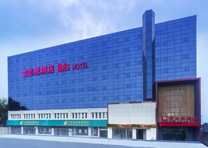 Front of property - ibis Zhengzhou Longhai Road (Zhengzhou)