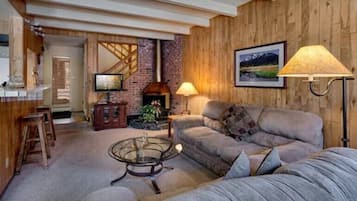 Comfort Townhome, Multiple Beds, Non Smoking | Living room | TV, DVD player