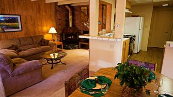 Comfort Townhome, Multiple Beds, Non Smoking | Living room | TV, DVD player