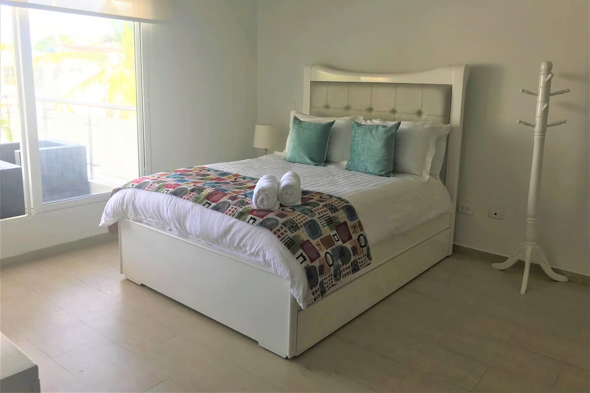 Premium bedding, in-room safe, individually decorated