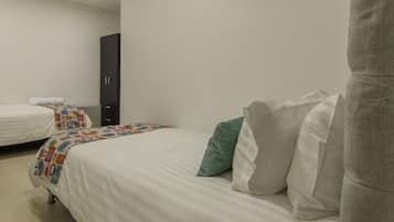 Quarto triplo básico | Roupas de cama premium, individualmente decorados