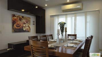 32-inch flat-screen TV with cable channels, TV