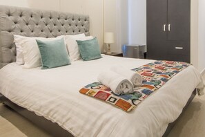 Ropa de cama de alta calidad y caja de seguridad en la habitación 