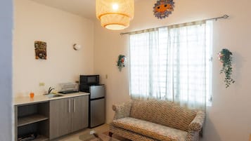 Appartement, 1 trÚs grand lit, non-fumeurs, vue jardin | Coin séjour | TV connectée de 40 pouces avec chaßnes numériques, télévision, Netflix