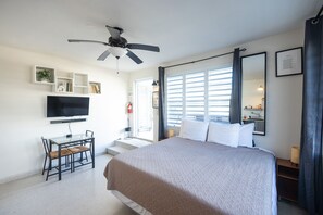 Traditional Apartment, 1 King Bed, Non Smoking, Partial Ocean View | Egyptian cotton sheets, premium bedding, down comforters, pillowtop beds