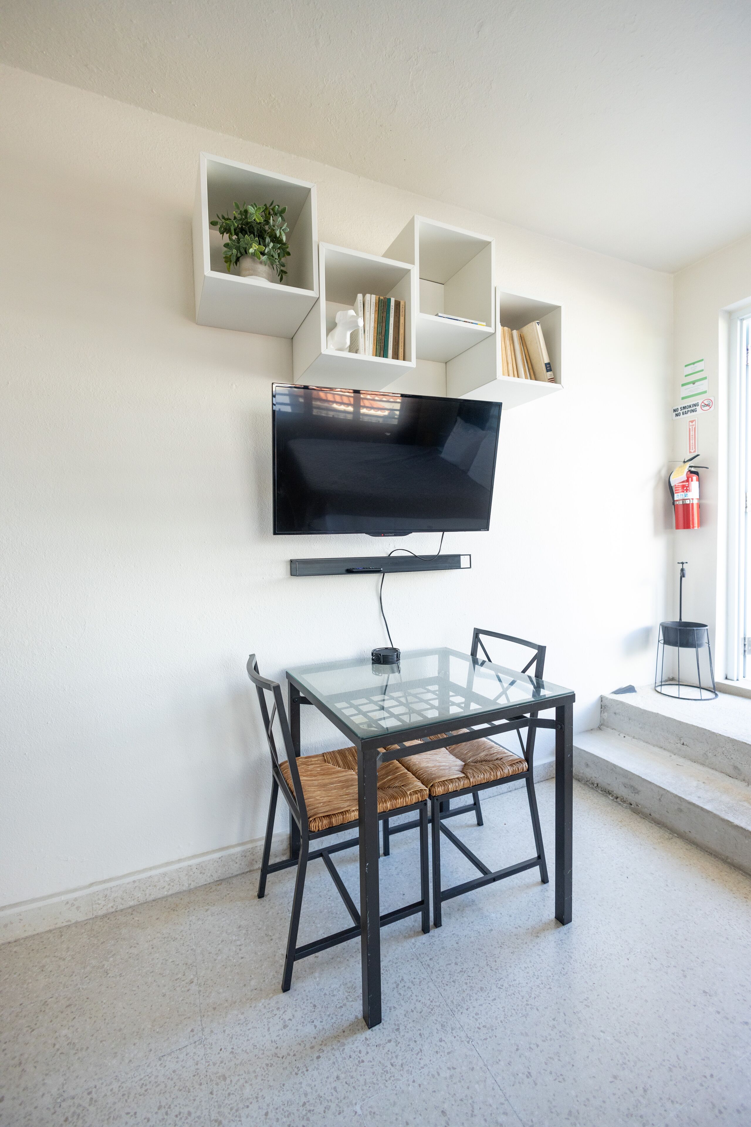 traditional apartment, 1 king bed, non smoking, partial ocean view | living area | 40-inch smart tv with digital channels, tv, netflix