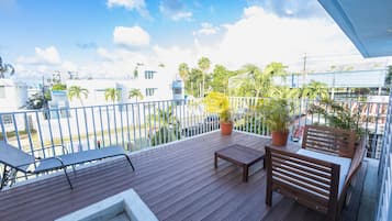 Traditional Apartment, 1 King Bed, Non Smoking, Partial Ocean View | Terrace/patio