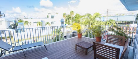 Traditional Apartment, 1 King Bed, Non Smoking, Partial Ocean View | Terrace/patio