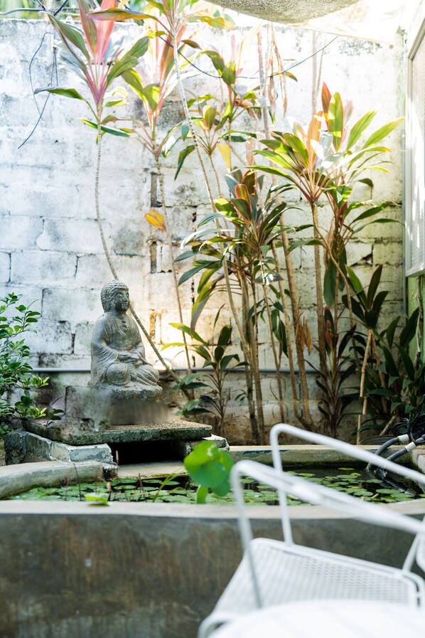 ハネムーン アパートメント キングベッド 1 台 禁煙 ガーデンビュー | テラス / パティオ