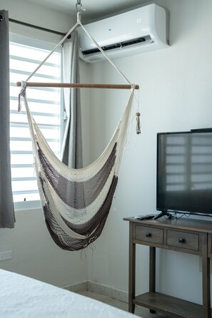 コンフォート スタジオ | エジプト綿のシーツ、高級寝具、羽毛の掛け布団、ピロートップベッド