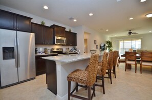 Vila, várias camas | Cozinha privada | Micro-ondas, fogão, cooktop, lava-louças