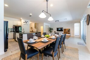 Vila, várias camas | Opções para refeição no quarto