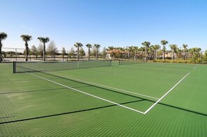 Talo, useita sänkyjä | Tenniskenttä