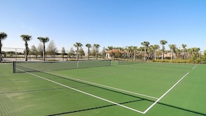 Casa, varias camas | Cancha de tenis