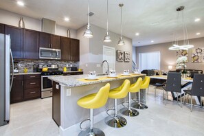 Casa geminada, 4 quartos | Cozinha privada | Micro-ondas, fogão, cooktop, lava-louças