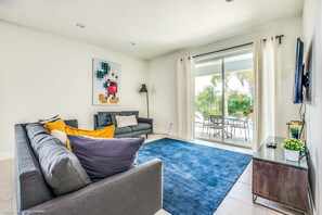 Vila, várias camas | Área de estar