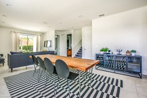 Vila, várias camas | Opções para refeição no quarto