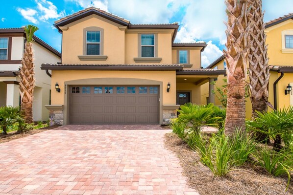 Villa, 6 Bedrooms | Front of property