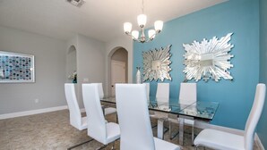 Villa, 6 Schlafzimmer | Essbereich im Zimmer