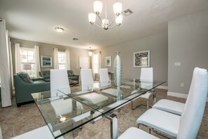 Villa, 6 Bedrooms | In-room dining