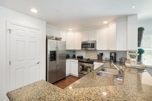 Condo, 3 quartos | Cozinha privada | Micro-ondas, lava-louças