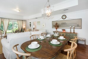 Condo, 3 quartos | Opções para refeição no quarto