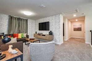 House, 6 Bedrooms | Living area