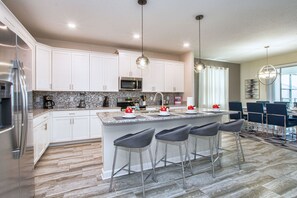 House, 6 Bedrooms | Private kitchen | Microwave, oven, stovetop, dishwasher