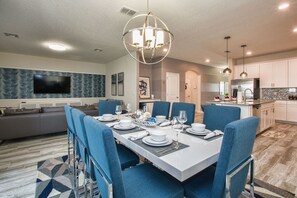 House, 6 Bedrooms | In-room dining