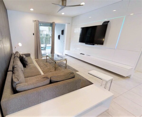 Talo, useita sänkyj ä | Oleskelualue