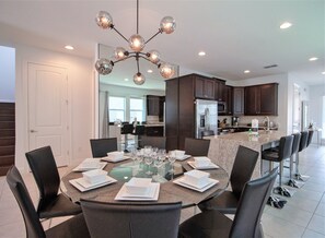 Talo, useita sänkyjä | Ruokailu omassa huoneessa