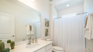 Villa, Mehrere Betten | Badezimmer