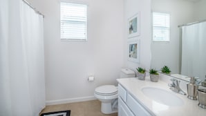 Villa, Mehrere Betten | Badezimmer