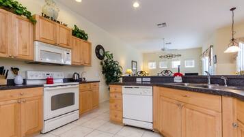 Villa, 5 Bedrooms | Private kitchen