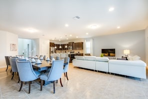 Villa, Mehrere Betten | Essbereich im Zimmer