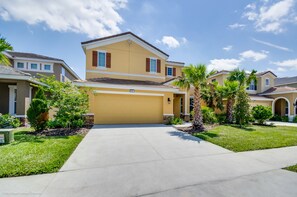 Villa, 6 Bedrooms | Front of property