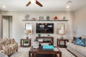 Villa, 5 Bedrooms | Living area