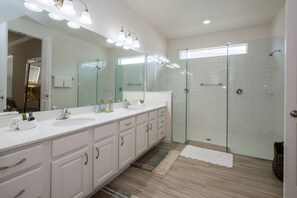 Villa, varias camas | Baño