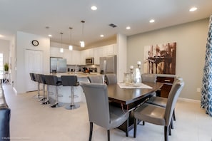 Villa, varias camas | Servicio de comidas en la habitación